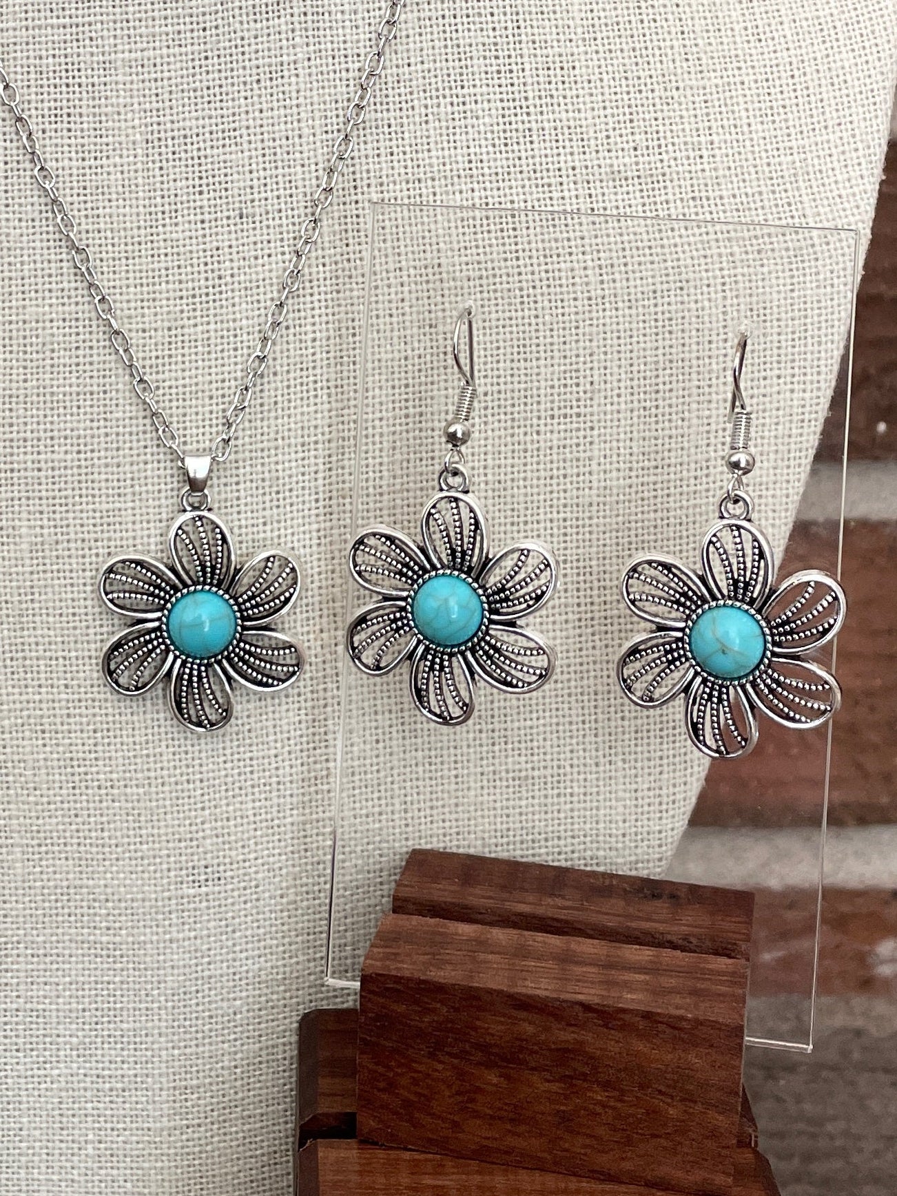 Flower Pinwheel Necklace and Earring Set with Faux Turquoise