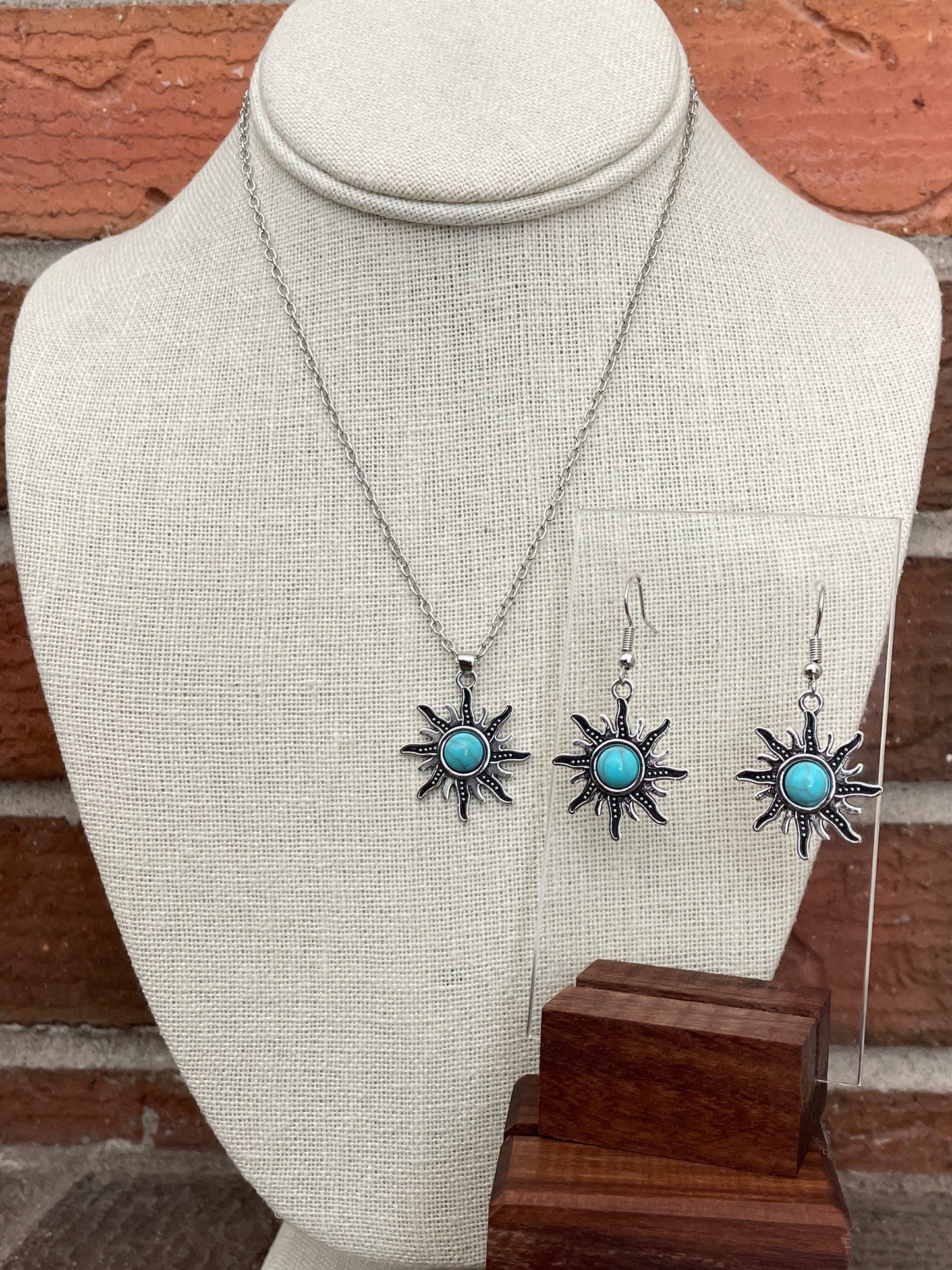 Faux Turquoise Sunburst Necklace and Earring Set
